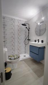 Apartamento en el Portil في إل بورتيل: حمام مع دش ومرحاض ومغسلة