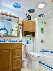 檀香山的住宿－WAIKIKI 2 BEDROOMS, 1 BATH, FREE PARKING, SLEEP 6，浴室配有卫生间、浴缸和水槽。