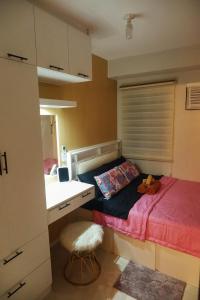 ein kleines Schlafzimmer mit einem Bett und einem Waschbecken in der Unterkunft CJ Cozy BnB in Mandaue City