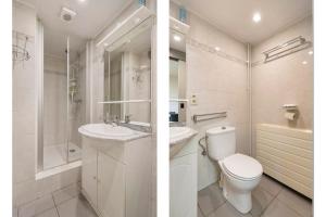 2 immagini di un bagno con servizi igienici e lavandino di Familie Vakantiehuisje F6 - 4p - Hengelhoef - Houthalen-Helchteren ad Aan de Wolfsberg