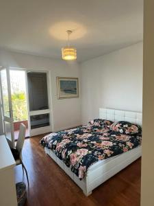 une chambre avec un lit dans une pièce avec une fenêtre dans l'établissement Ike Lovran, à Lovran