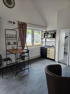 een keuken met een tafel en stoelen in een kamer bij Mittel-Schänke Wieda in Walkenried
