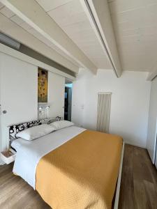 een slaapkamer met een groot bed in een kamer bij CASA KLIMT vicinissima al mare parcheggio privato gratuito se disponibile in Pescara