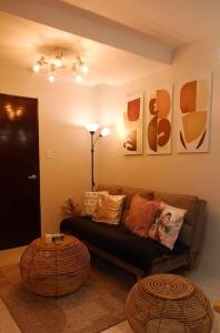 ein Wohnzimmer mit einem Sofa und einem Tisch in der Unterkunft CJ Cozy BnB in Mandaue City
