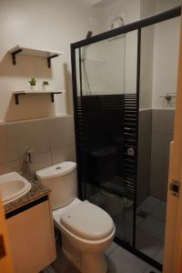 ein Bad mit einem WC und einer Glasdusche in der Unterkunft CJ Cozy BnB in Mandaue City
