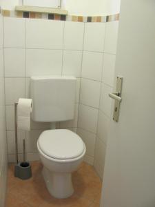 een badkamer met een wit toilet in een stal bij #3 Gemütliches idyllisches Zimmer mit Gartenblick Airport nah gelegen mit W-Lan Late Night Check in in Trunkelsberg