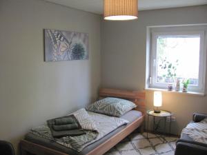 Kleines Zimmer mit einem Bett und einem Fenster in der Unterkunft #3 Gemütliches idyllisches Zimmer mit Gartenblick Airport nah gelegen mit W-Lan Late Night Check in in Trunkelsberg