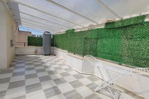 una parete verde con un carrello della spesa in una stanza di Joli appartement au centre a Annaba