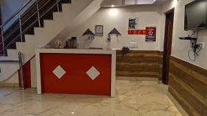 Hotel Aradhya Gange Residency Tapovan Rishikesh - Excellent Service Awarded في Narendranagar: باب احمر في ممر به درج