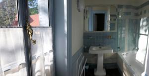 a bathroom with a sink and a mirror at Hotel-Musée Villa Bagatelle in Irigny