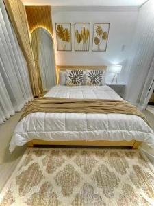 1 dormitorio con 1 cama grande y 1 alfombra en Azure Tropical Getaway (Netflix and Wi-fi), en Manila