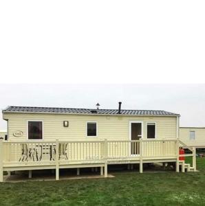 Casa blanca grande con terraza grande en Blue Beach Retreats Ltd, en Mablethorpe