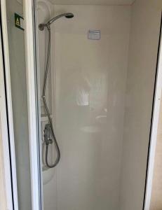 y baño con ducha y puerta de cristal. en Blue Beach Retreats Ltd, en Mablethorpe