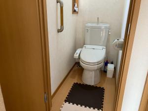 a small bathroom with a toilet and a black rug at Akane Shimada House - Vacation STAY 13990 in Narashino