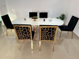 Ft 22 R1 Luxury Room attach bath Seaview Beach access Ajman ghrft fakhrt mʿ atlalt ʿly albhr wamkanyt alwswl aly alshaty