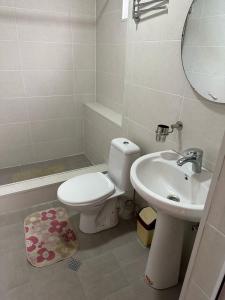 uma casa de banho com um WC e um lavatório em Guest house Sheri em Telavi