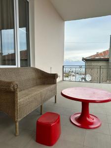 uma sala de estar com um sofá e uma mesa na varanda em Guest house Sheri em Telavi