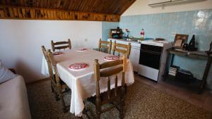uma cozinha com uma mesa e uma cozinha com um fogão em Eko Stevanovac em Mojkovac