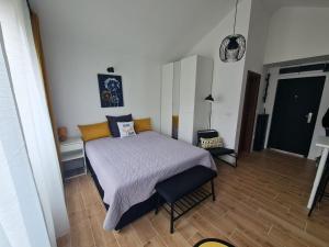 1 dormitorio con cama, mesita de noche y cama sidx sidx sidx sidx sidx en Apartman VIN 5, en Divčibare
