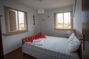 una camera con un letto e due finestre di Ria de Aveiro White House a Murtosa