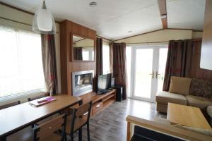 TV a/nebo společenská místnost v ubytování 3 bedroom Caravan at Manor Park Hunstanton