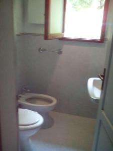 uma casa de banho com um WC e um lavatório em Casa nel bosco a 10 minuti da Pistoia em Corbezzi