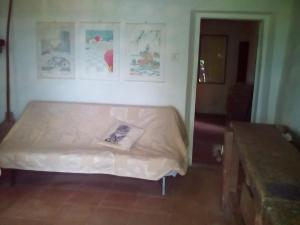 uma pequena cama num quarto com uma mesa em Casa nel bosco a 10 minuti da Pistoia em Corbezzi