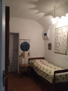 um quarto com uma cama e um candeeiro sobre uma mesa em Casa nel bosco a 10 minuti da Pistoia em Corbezzi