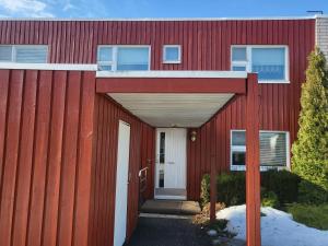 un bâtiment rouge avec une porte blanche dans l'établissement 2 floor apartment with 3 bedrooms, 6 beds, à Närpiö