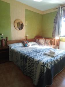 - une chambre dotée d'un lit avec une couverture bleue et blanche dans l'établissement Remedios de Luna, à Antimio de Arriba