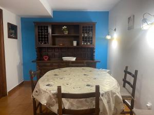 a dining room with a table and a blue wall at La Casina de Mon in Quintana de Llanes