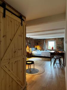 sypialnia z przesuwnymi drzwiami stodoły i łóżkiem w obiekcie Dom Cukiernika w mieście Lwówek Śląski