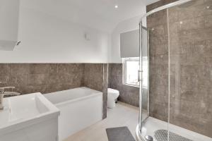 łazienka z wanną, umywalką i toaletą w obiekcie The Bay Escape -Lovely 3bd house w Cardiff