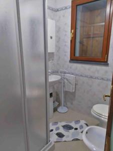 Casa Irene per famiglie e gruppi con piscina في Lugliano: حمام مع دش ومغسلة ومرحاض +33 صورة