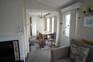 een woonkamer met een tafel en een eetkamer bij 2 bedroom two bathroom sunset lodge heachambeach in Heacham