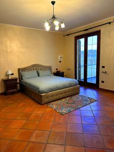 um quarto com uma cama num quarto com piso em Villa Giovannino tra Firenze, Arezzo e Siena em Terranuova Bracciolini