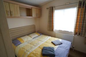 Voodi või voodid majutusasutuse modern 3 bedroom 2 bathroom caravan with decking toas