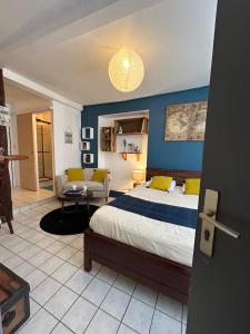 Ένα ή περισσότερα κρεβάτια σε δωμάτιο στο APPARTEMENT COSY HYPER CENTRE