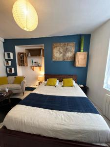 Ένα ή περισσότερα κρεβάτια σε δωμάτιο στο APPARTEMENT COSY HYPER CENTRE +5 φωτογραφίες