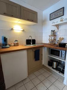 Η κουζίνα ή μικρή κουζίνα στο APPARTEMENT COSY HYPER CENTRE