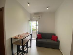 een woonkamer met een bank en een tafel bij Casa vacanze VIA ROMA 57 in Marsala