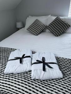 1 dormitorio con 1 cama con toallas en St Elmos Townhouse, en Derry Londonderry