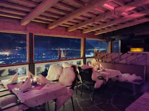 un restaurante con mesas rosas y sillas con vistas en Hotel Garni Panorama Guggenbichl, en Kaprun