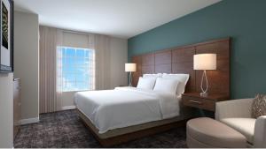 Postel nebo postele na pokoji v ubytování Staybridge Suites - Calgary Airport by IHG