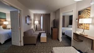 Postel nebo postele na pokoji v ubytování Staybridge Suites - Calgary Airport by IHG