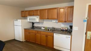 Kuchyň nebo kuchyňský kout v ubytování Staybridge Suites - Calgary Airport by IHG