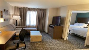 Postel nebo postele na pokoji v ubytování Staybridge Suites - Calgary Airport by IHG