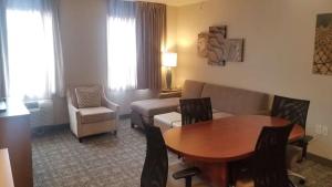 Posezení v ubytování Staybridge Suites - Calgary Airport by IHG