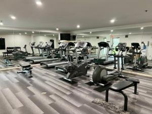 Fitness centrum a/nebo fitness zařízení v ubytování Staybridge Suites - Calgary Airport by IHG