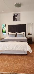 Кровать или кровати в номере Khayelihle Guest house +26 фотографий